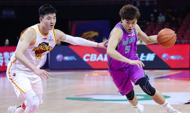 山东男篮今夏离队第一人！争议锋线遭邱彪放弃，恐就此告别CBA